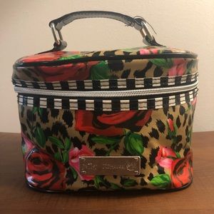 ❤️ Betsey Johnson makeup travel bag ❤️